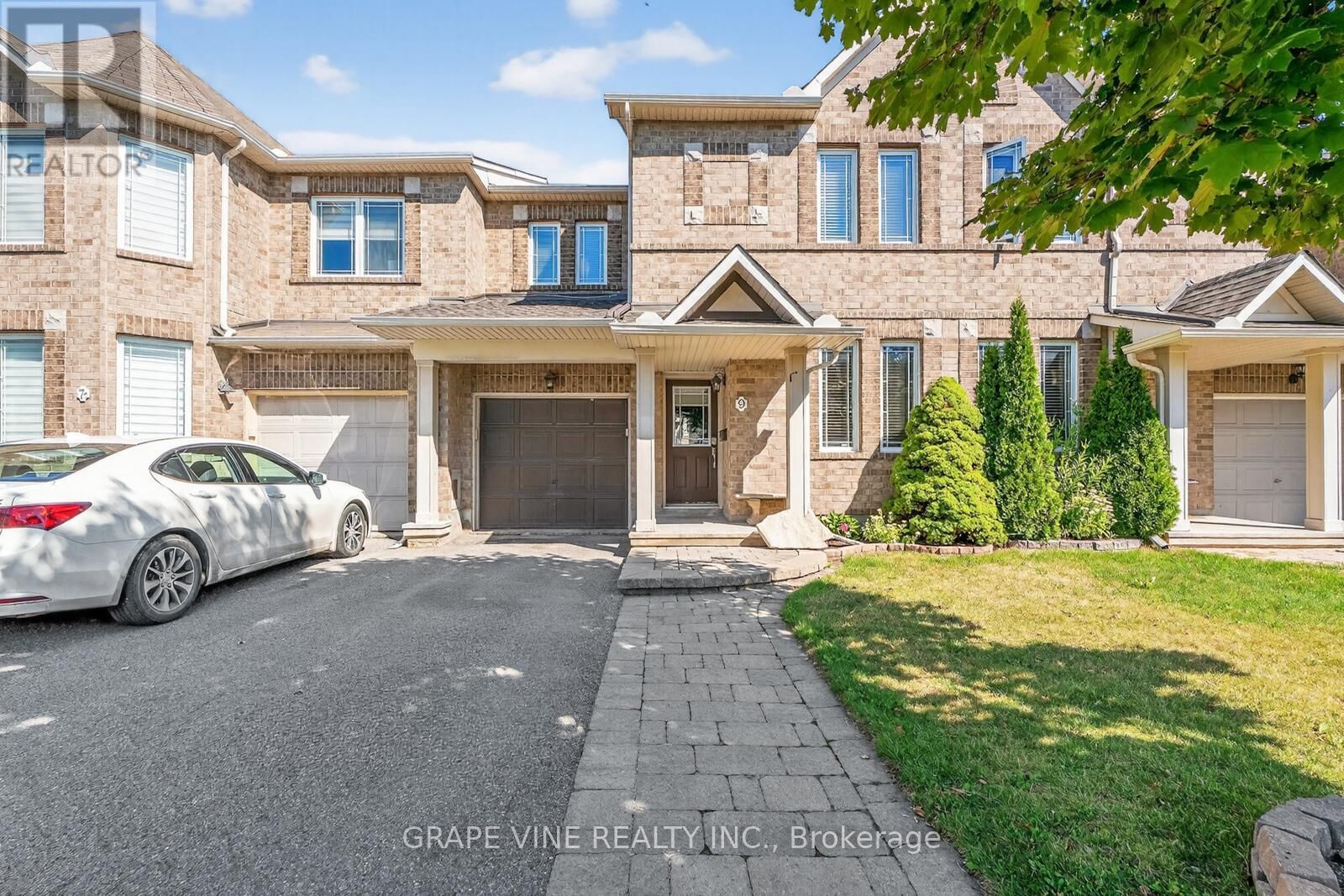 Property Photo: 9 Stoneleigh Street ON K2G 7A2