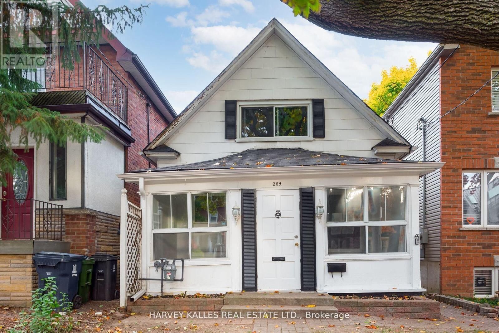 Photo de la propriété:  205 Wychwood Avenue  ON M6C 2T5 