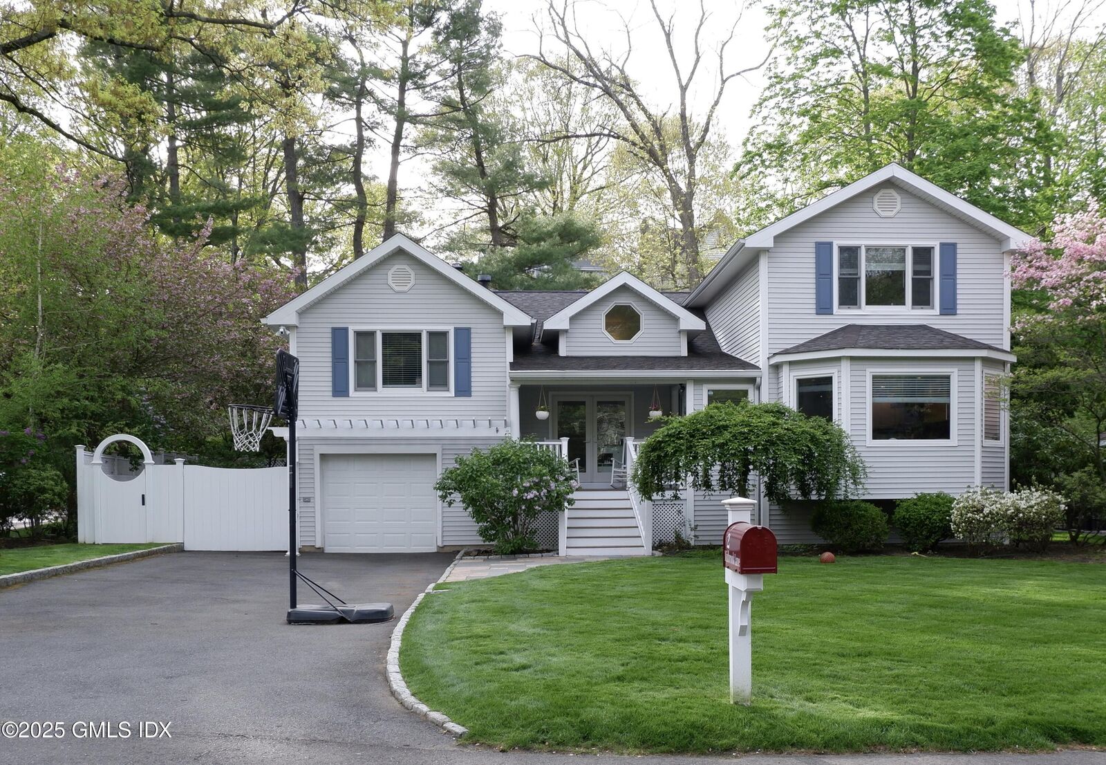 Property Photo:  2 Midbrook Lane  CT 06870 