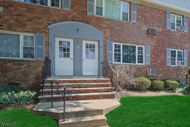 Property Photo:  9 Wedgewood Dr 96  NJ 07044 