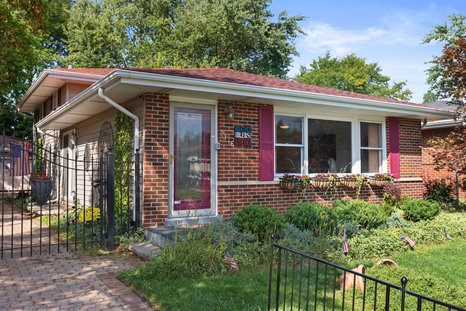 Property Photo: 2176 N Westmoreland Drive IL 60074