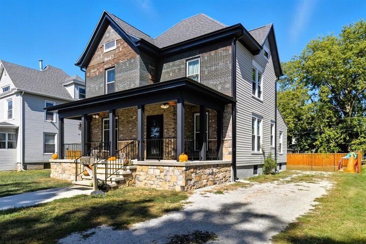 Property Photo:  319 W Moulton Street  IL 61764 