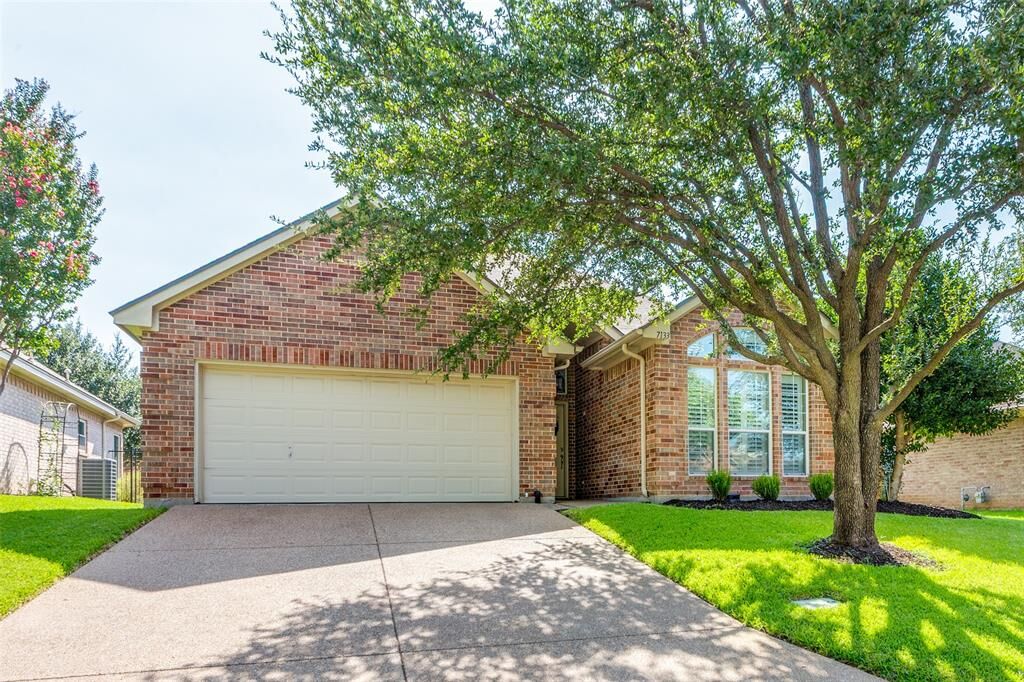 Property Photo: 7133 White Tail Trail TX 76132