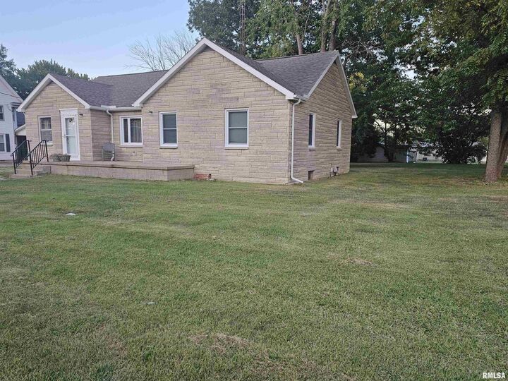 Property Photo: 305 N Main IL 62895
