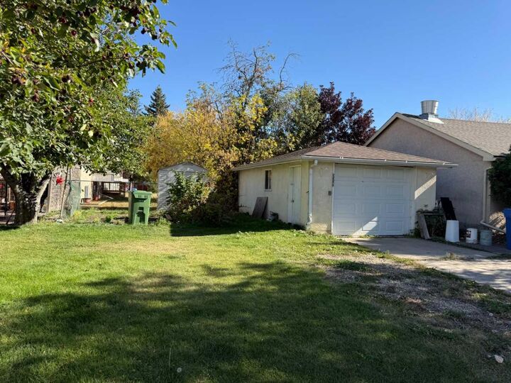 Property Photo:  5337 44 Avenue  AB T4N 3J1