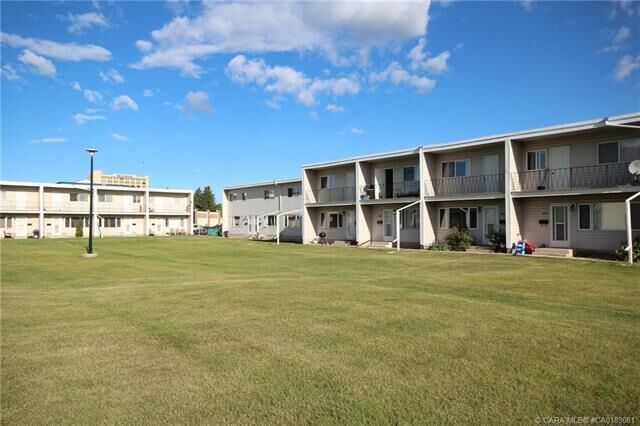 Property Photo: 4719 33 Street 402 AB T4N 0N7