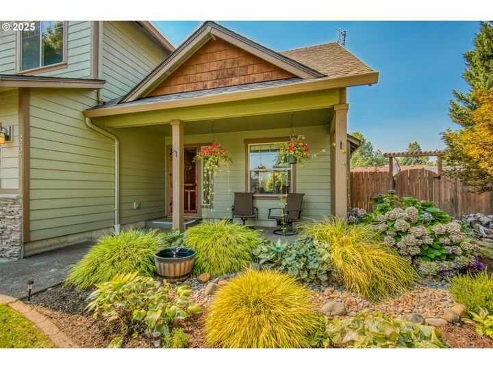 Property Photo:  307 SW Bell Dr  OR 97338 