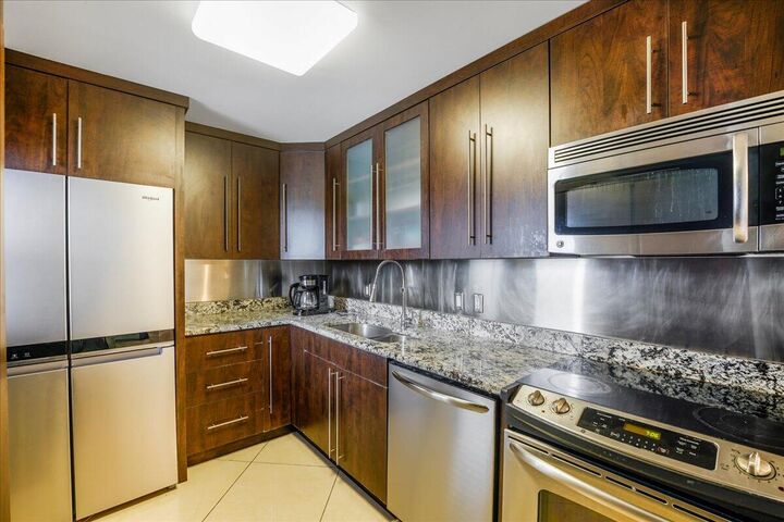 Property Photo: 3475 N Country Club Drive 602 FL 33180