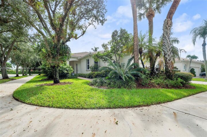 Property Photo: 2518 Bay Pointe Ct FL 33327