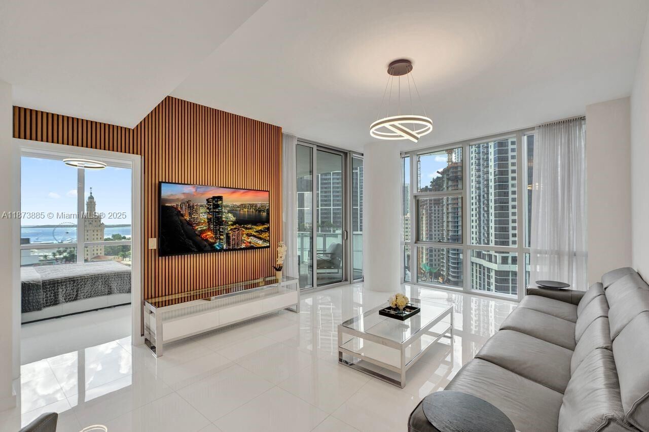 Property Photo: 851 NE 1st Ave 1411 FL 33132