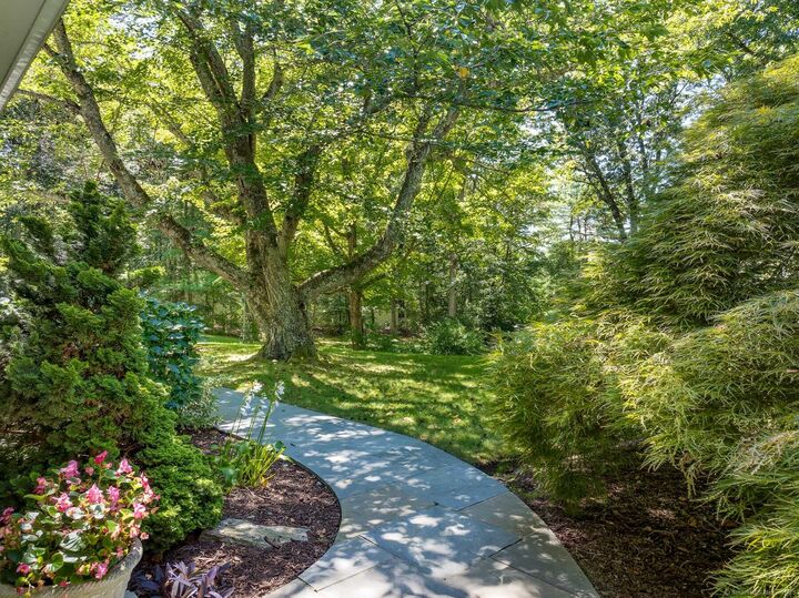 Property Photo:  