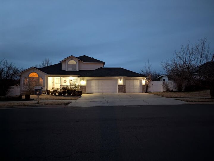 Property Photo:  2826 W Hawthorne Rd  WA 99208 