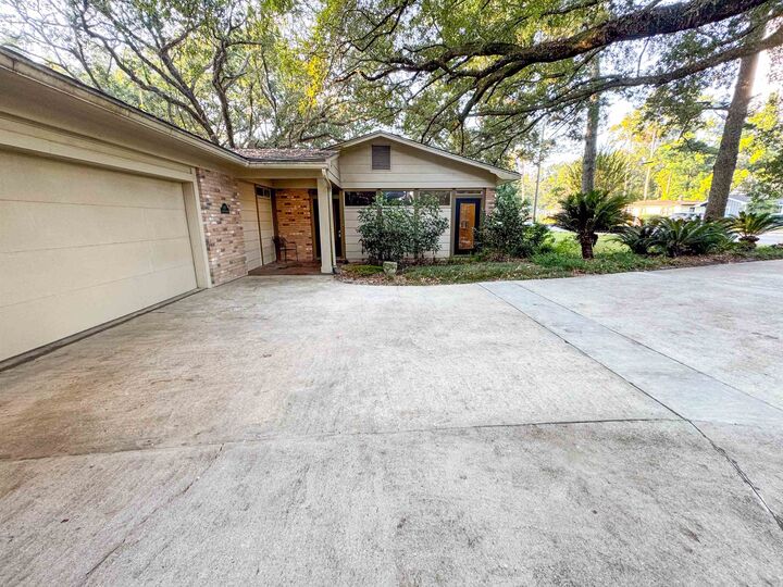 Property Photo:  1127 Victory Garden Drive  FL 32301