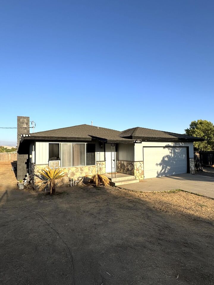 579 S Villa Street  Porterville CA 93257 photo