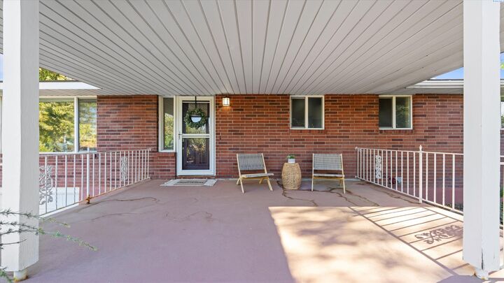 Property Photo: 2409 S Fruitland St WA 99337