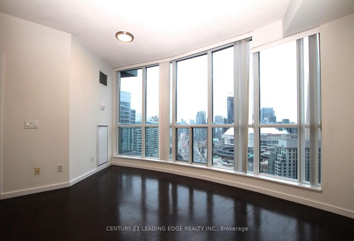 Photo de la propriété: 8 York Street 2413 ON M5J 2Y2