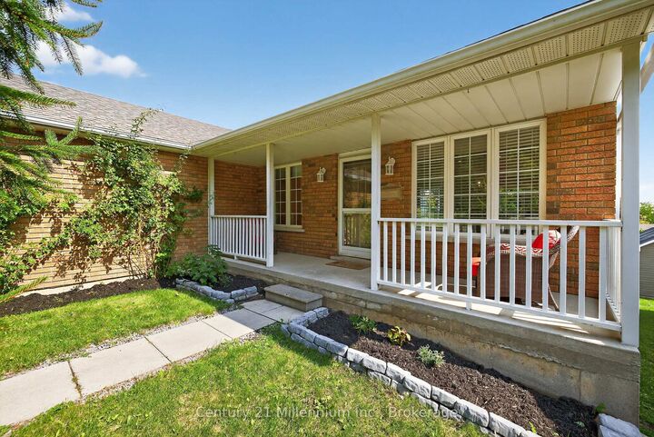 Photo de la propriété:  702 Spillsbury Drive  ON K9K 2K2