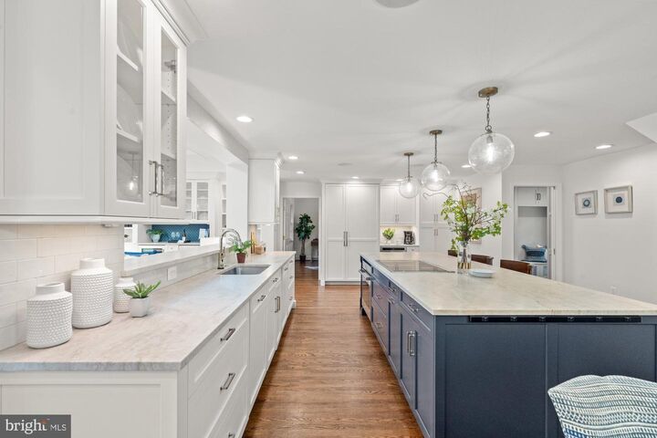 Property Photo: 6206 Foxcroft Road VA 22307