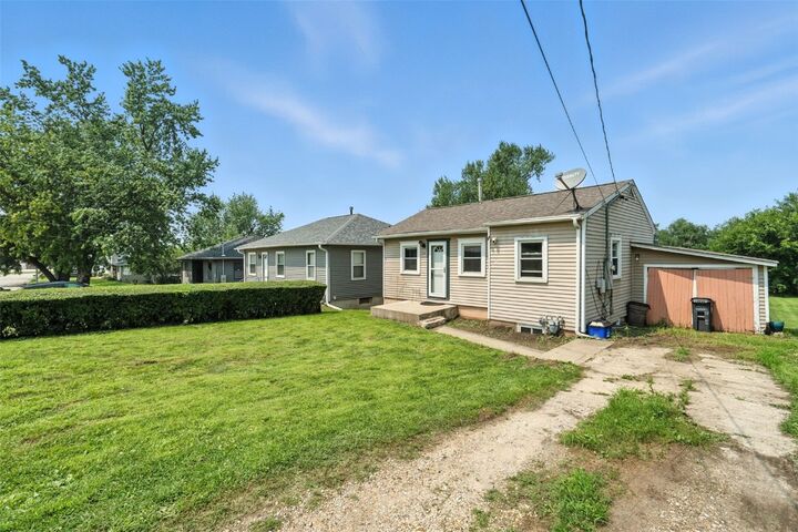 Property Photo:  406 28th Avenue SW  IA 52404 