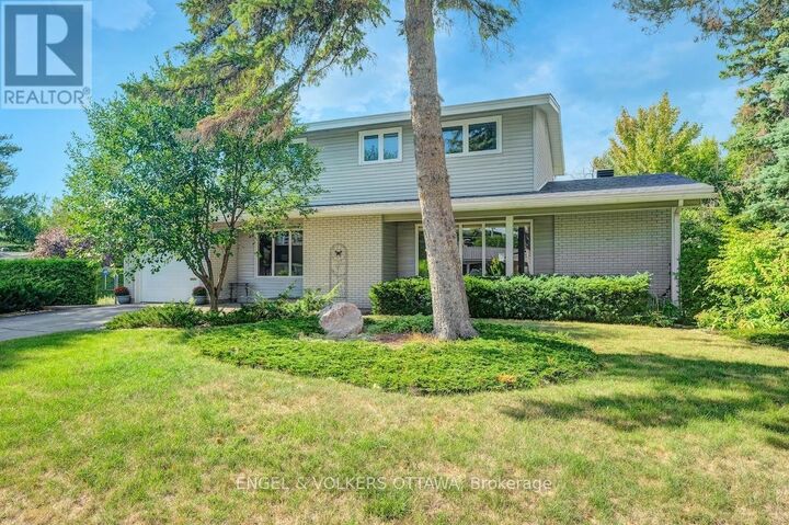 Property Photo: 29 Qualicum Street ON K2H 7H1
