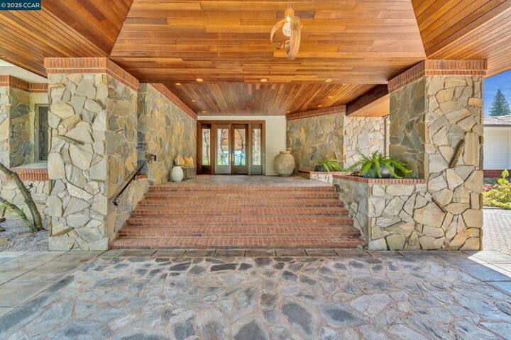 Property Photo:  1121 Eagle Nest Ct  CA 94506 