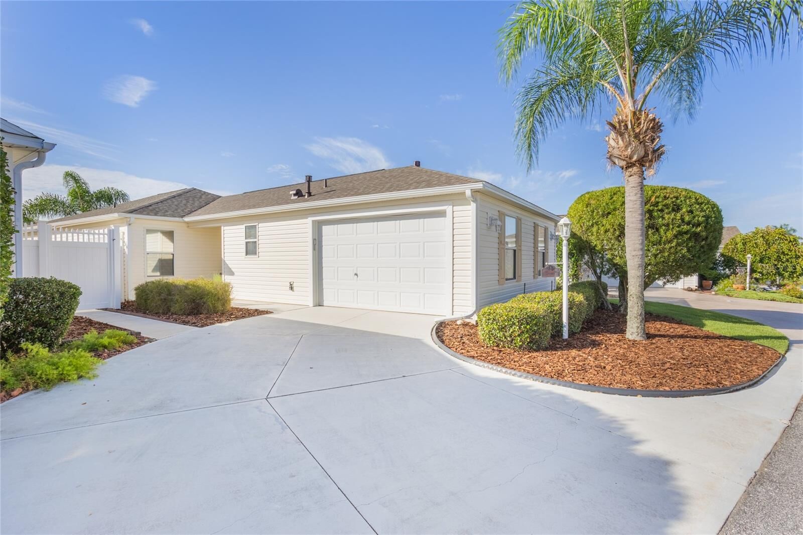 Property Photo: 594 Lacy Place FL 32162