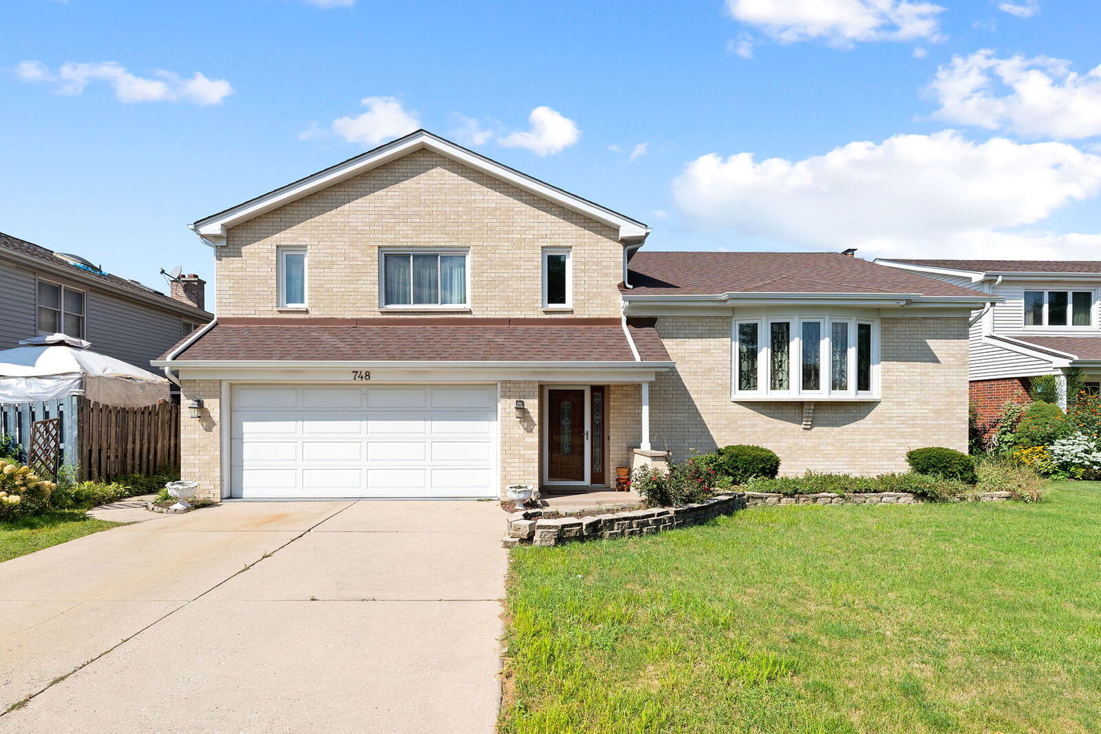Property Photo: 748 Yorkshire Lane IL 60016