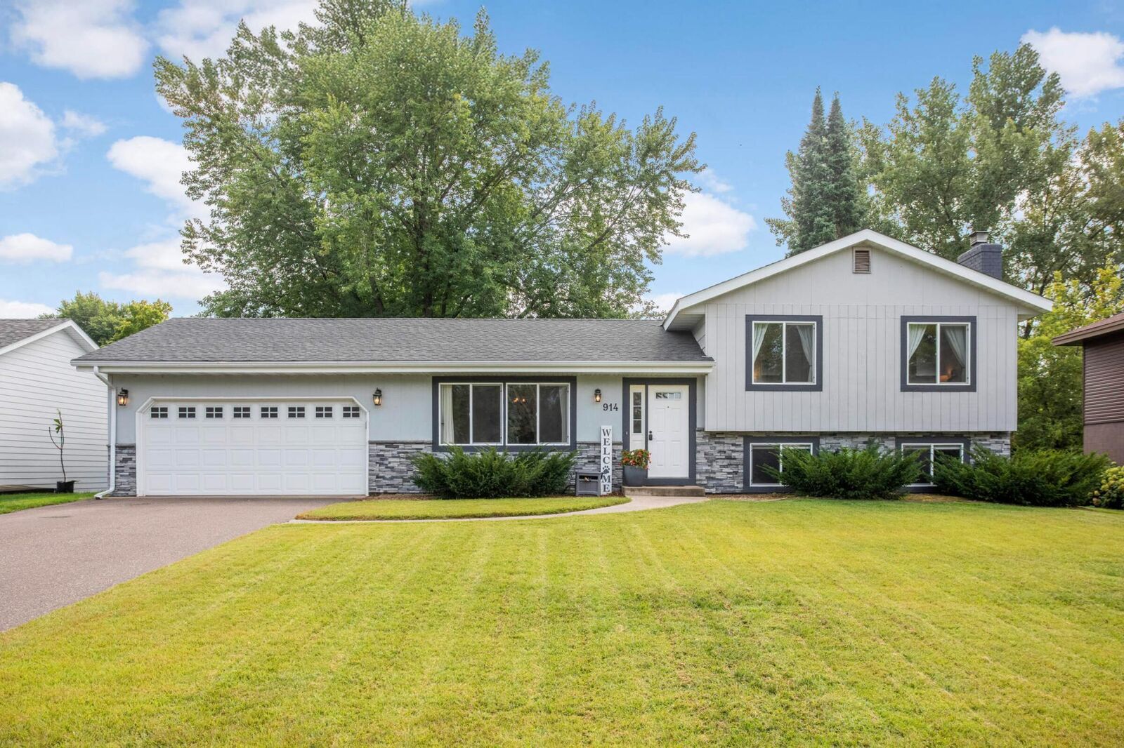 Property Photo:  914 98th Avenue NE  MN 55434 