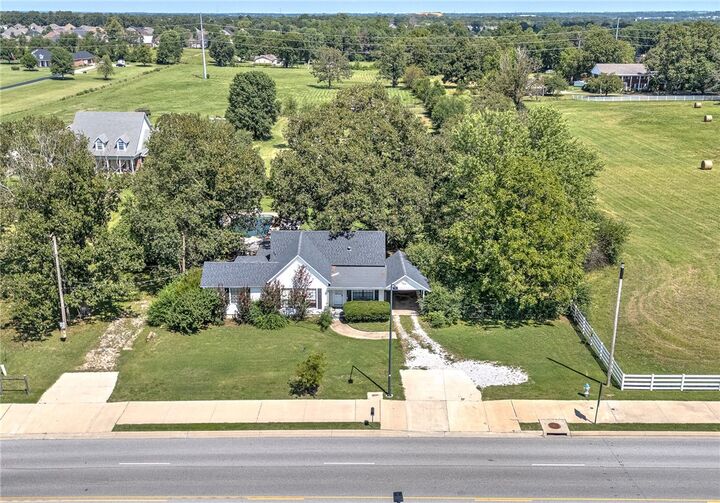 Property Photo: 5516 Elm Springs Road AR 72762
