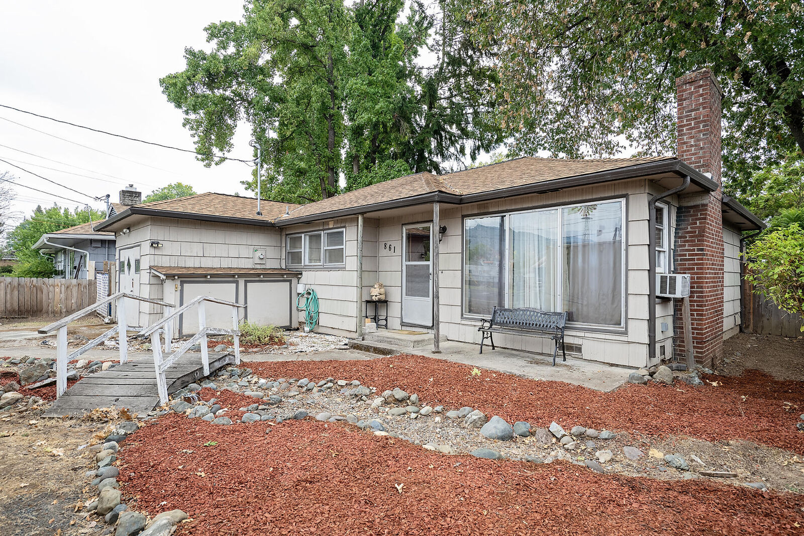 Property Photo:  861 SE M Street  OR 97526 