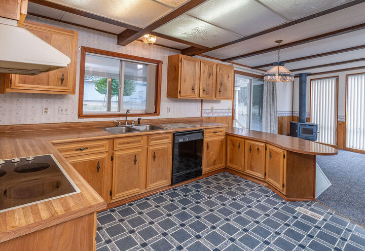 Property Photo:  52128 Stearns Road  OR 97739 