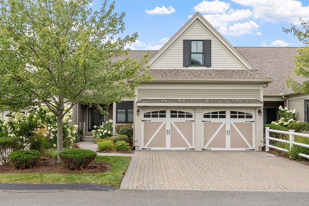 Property Photo: 5 Meadows Ln 105 MA 02478