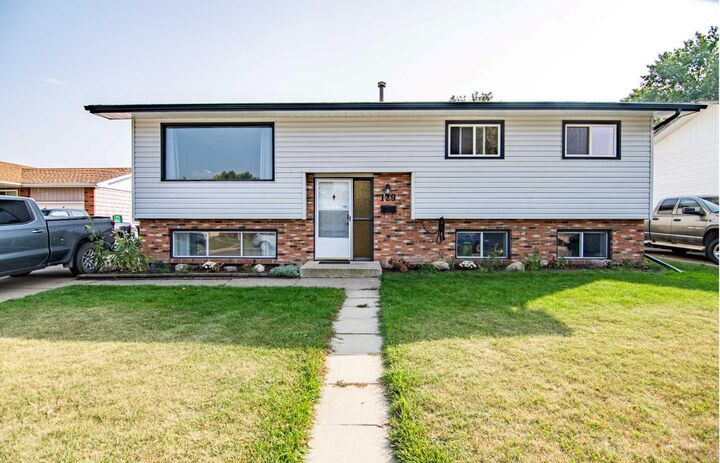 Property Photo: 129 Wiltshire Boulevard AB T4N 6B4