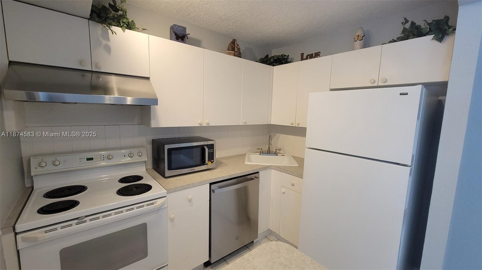 Property Photo: 1 Jacaranda Country Club Dr 104 FL 33324