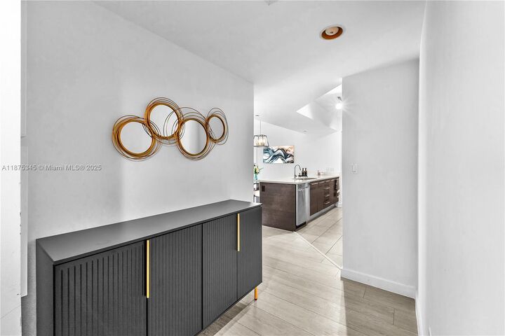 Property Photo:  500 Brickell Ave 1605  FL 33131 