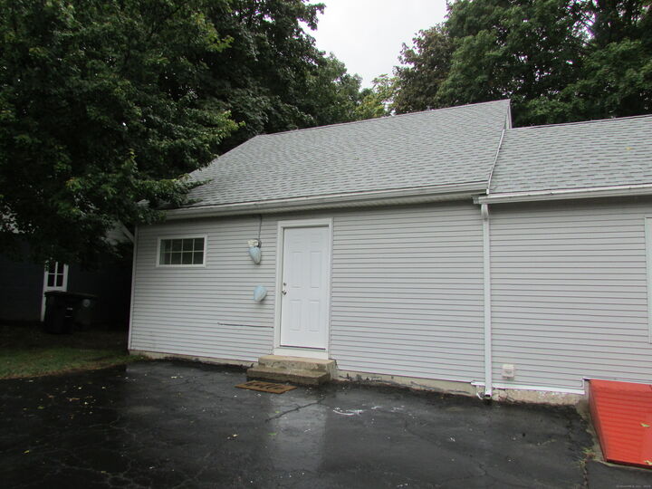 Property Photo:  252 Oronoque Road  CT 06461 