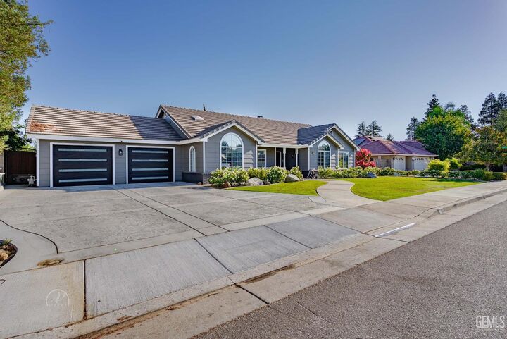 Property Photo: 7306 Clifftop Way CA 93306