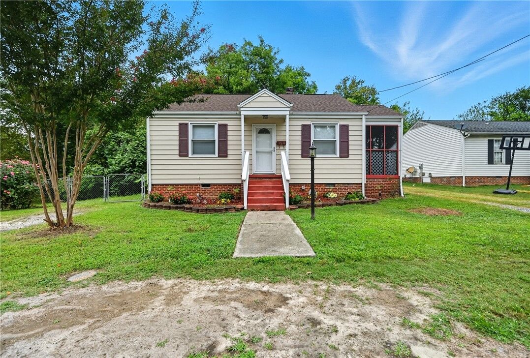 Property Photo: 120 N Grove Avenue VA 23075