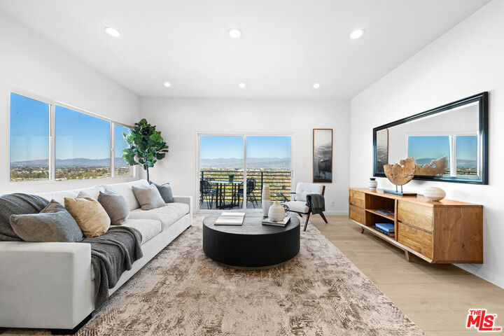 Property Photo: 11725 Laurelwood Dr CA 91604