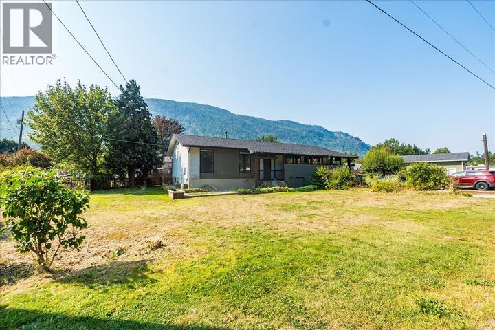 1056 Clarke Road  Castlegar BC V0G 1X0 photo