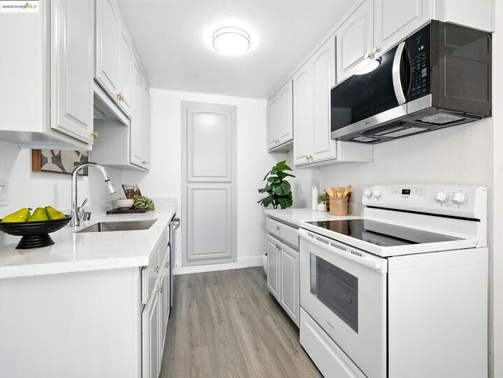 Property Photo: 14587 Doolittle Dr CA 94577