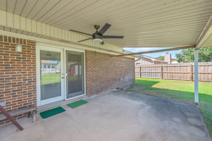 Property Photo: 422 Fleetwood Drive FL 32569