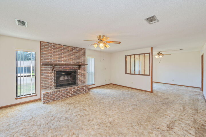 Property Photo: 422 Fleetwood Drive FL 32569