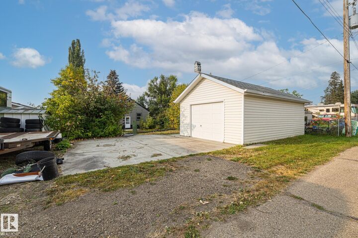Photo de la propriété:  5008 54 Avenue  AB T0E 2K0 