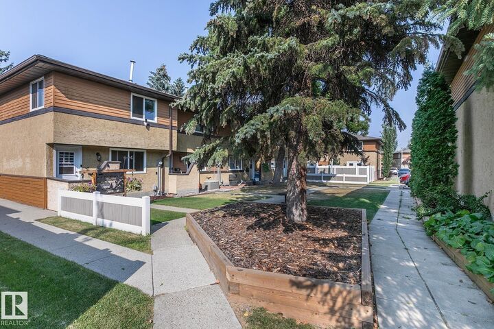 Property Photo:  125 Woodborough Way NW  AB T5Y 1N2 