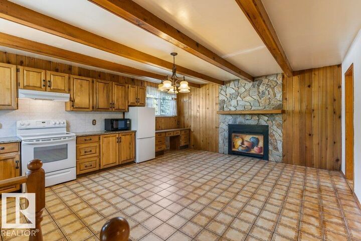 15922 105 Avenue NW  Edmonton AB T5P 0T9 photo