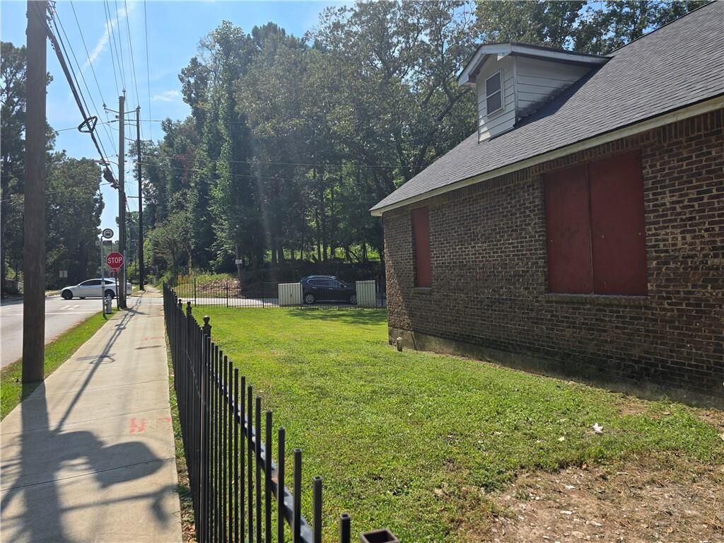 Property Photo:  556 Bolton Road NW  GA 30331 
