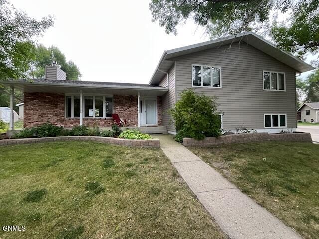 Property Photo:  304 21 Avenue NE  ND 58401 