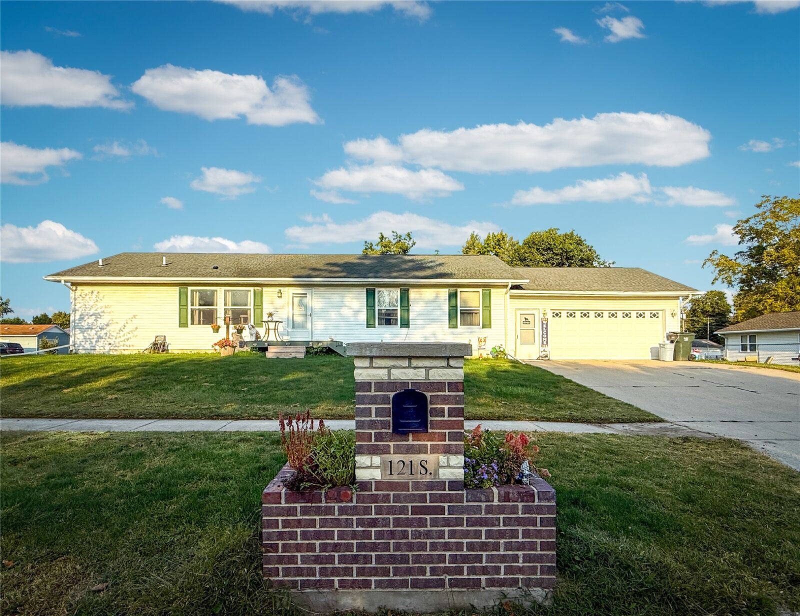 Property Photo: 121 S State Street IA 50036