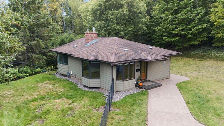 Property Photo:  2151 Dunedin Ave  MN 55803 